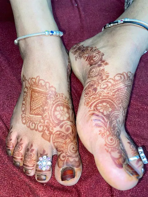 back hand mehndi design