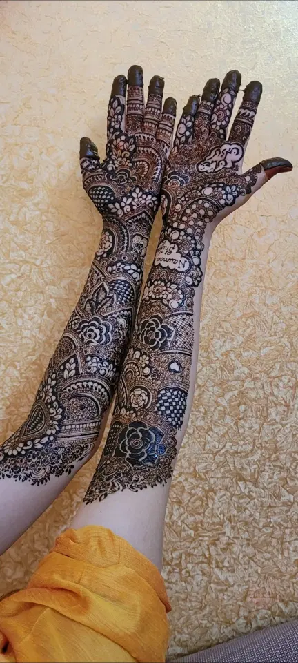 figure front hand mehndi design