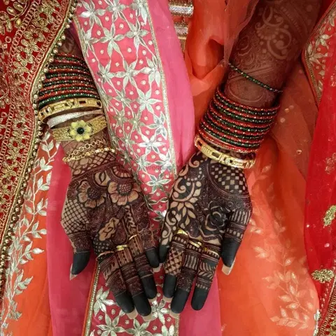 figure back hand mehndi design
