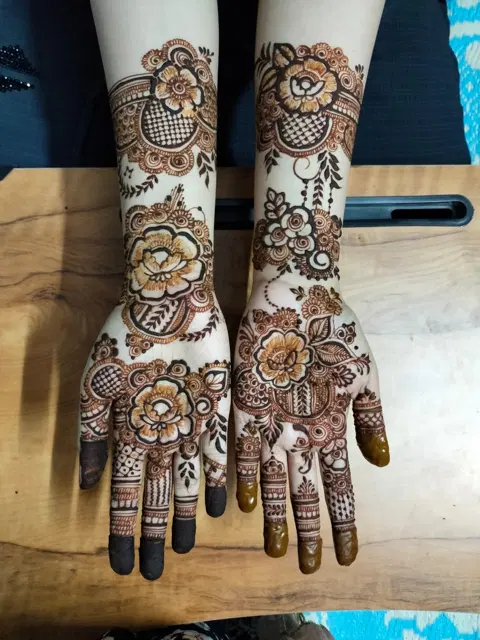 front hand mehndi design