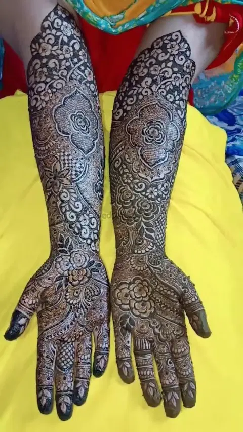 figure front hand mehndi design