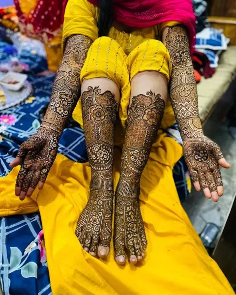 figure front hand mehndi design
