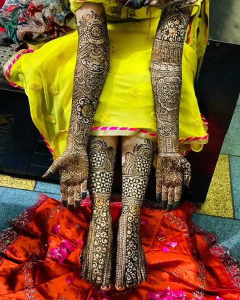 figure back hand mehndi design