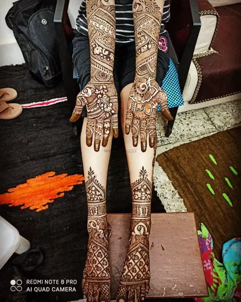 front hand mehndi design