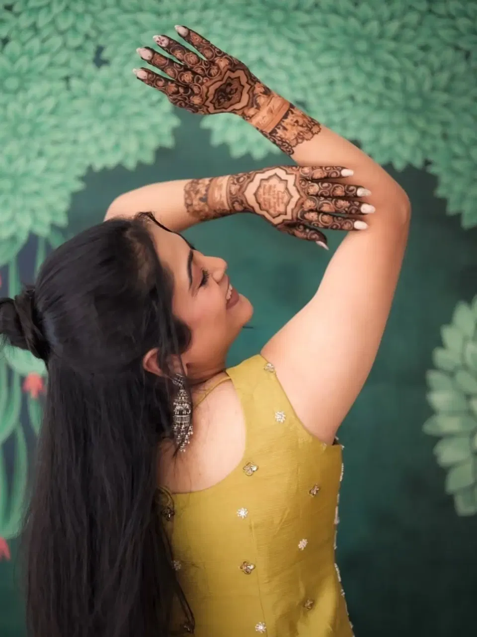 Front Hand Mehndi Design