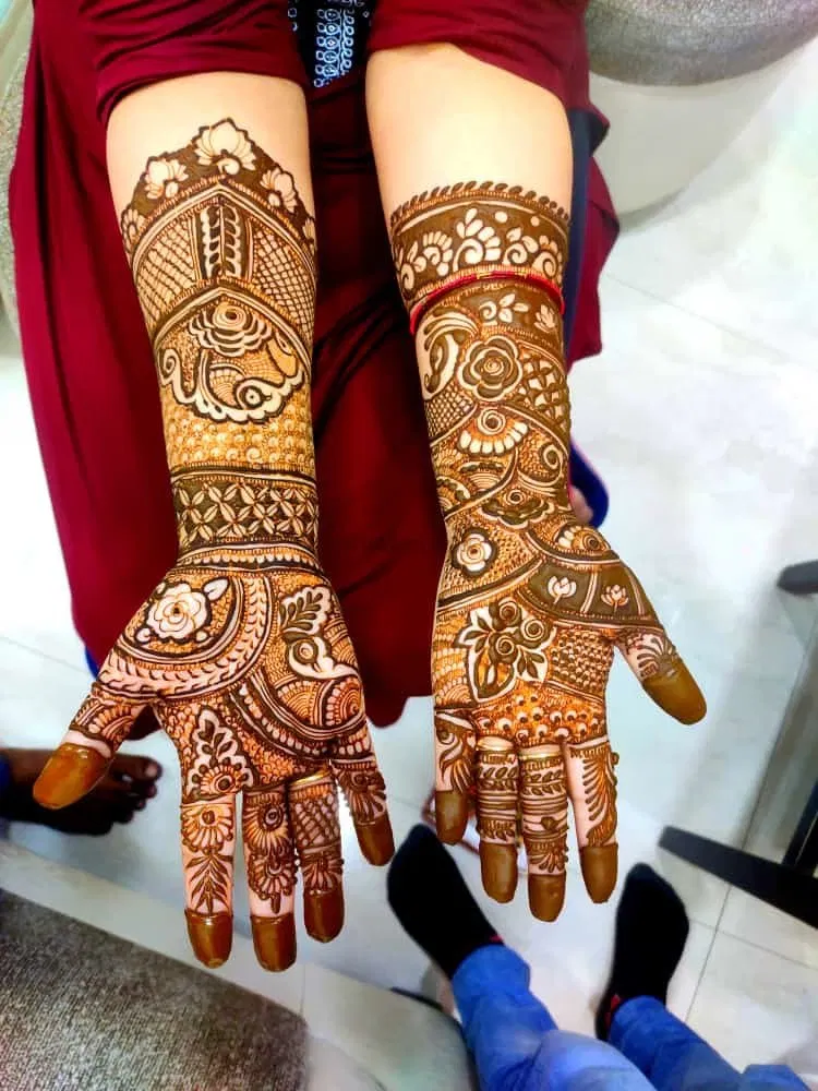 Front Hand Mehndi Design with Figures (11)