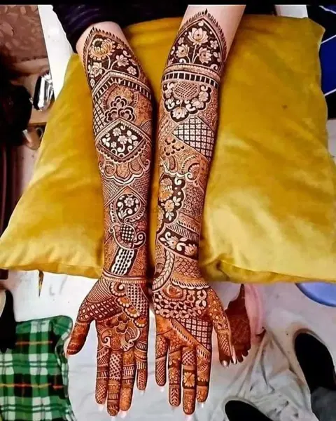 figure front hand mehndi design