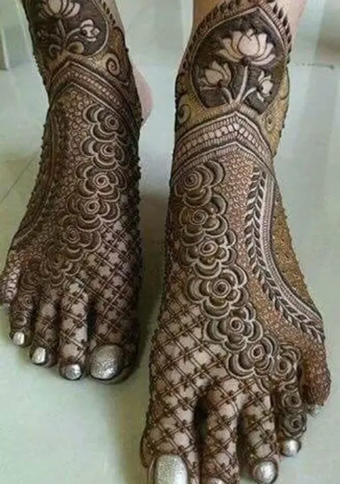 figure foot mehndi design