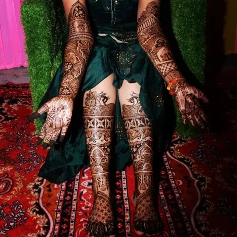 figure front hand mehndi design