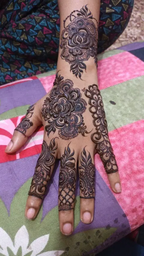 front hand mehndi design