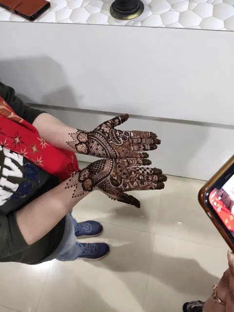 front hand mehndi design