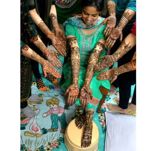 figure front hand mehndi design