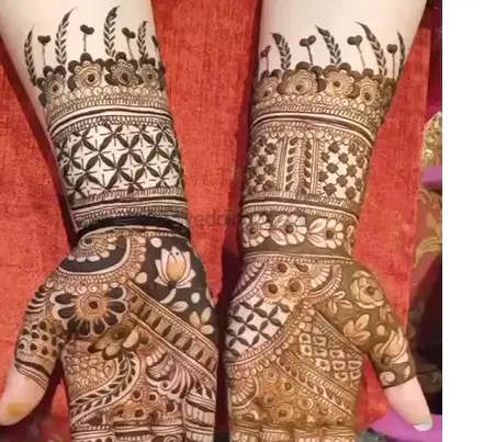 figure front hand mehndi design