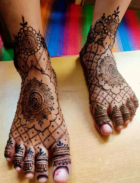 circle foot mehndi design