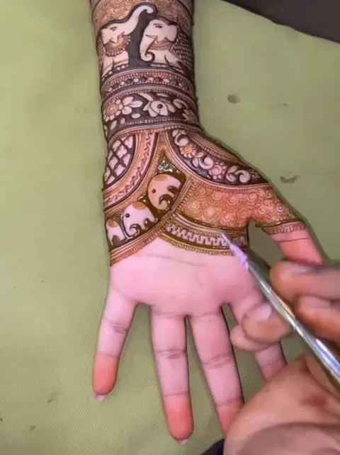 back hand mehndi design