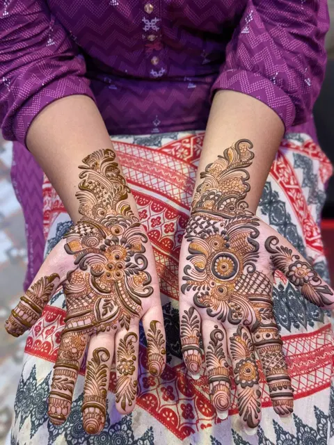 back hand mehndi design