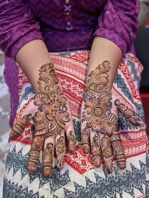 back hand mehndi design