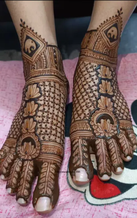 figure back hand mehndi design