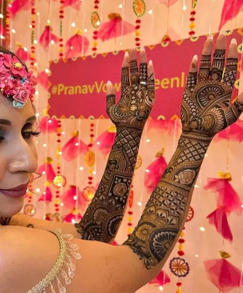 figure back hand mehndi design
