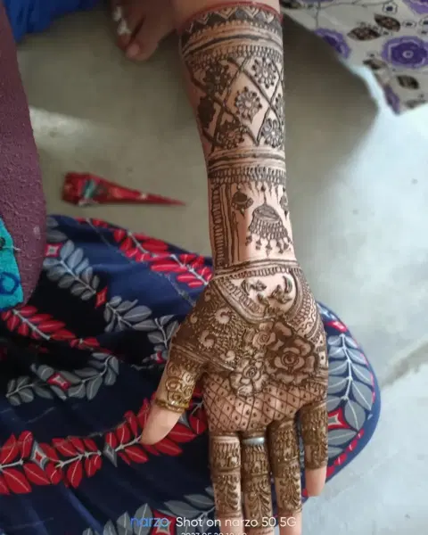back hand mehndi design