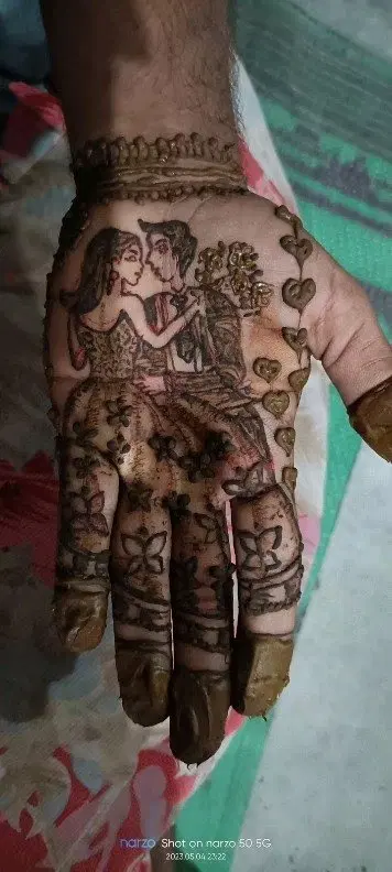 figure front hand mehndi design