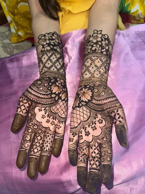 front hand mehndi design