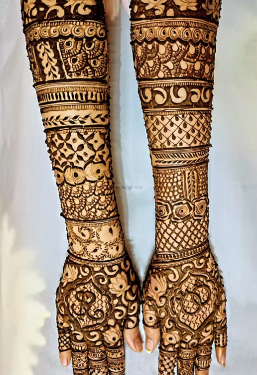 Foot Mehndi Design with Figures