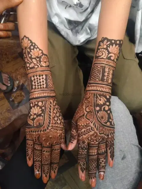 figure back hand mehndi design