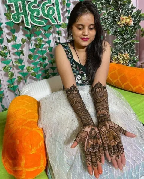 figure front hand mehndi design