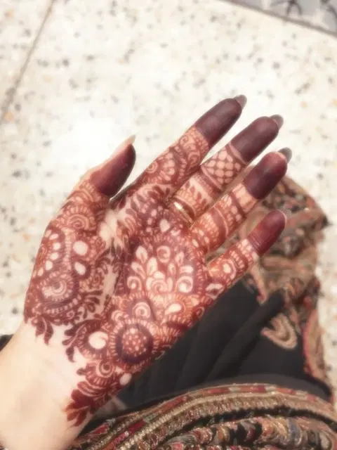 aesthetic simple back hand mehndi design
