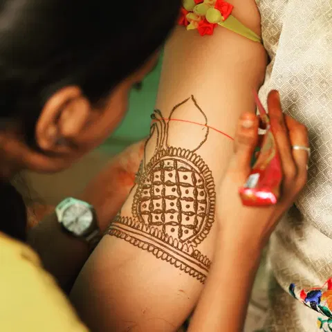 front hand mehndi design