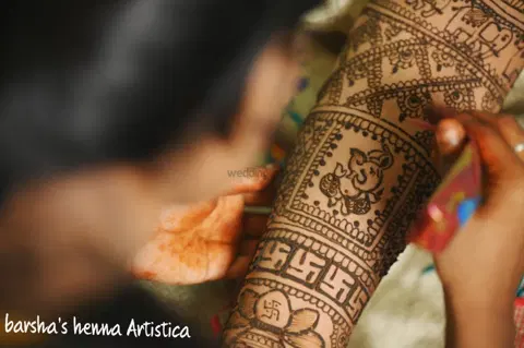figure front hand mehndi design
