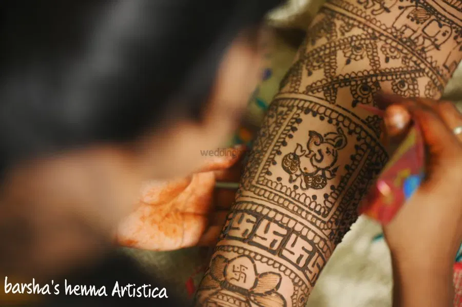 Front Hand Mehndi Design with Figures