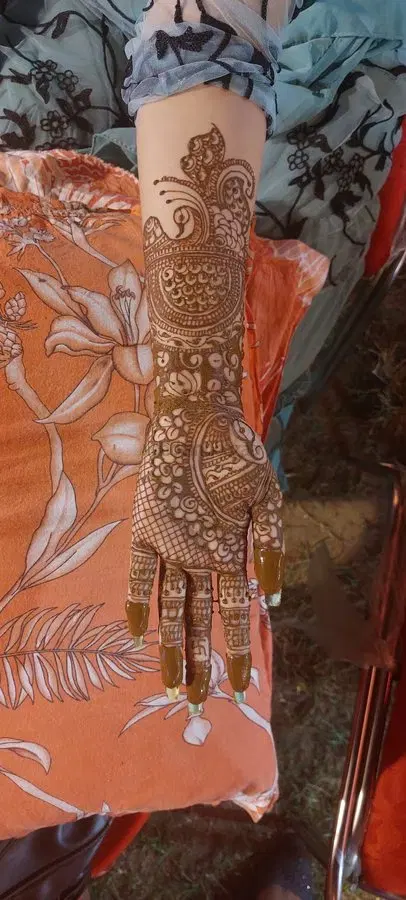figure full hand mehndi design