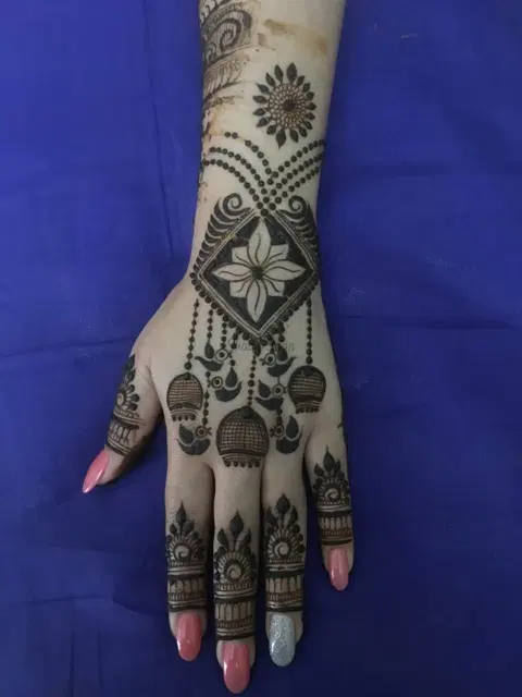 back hand mehndi design