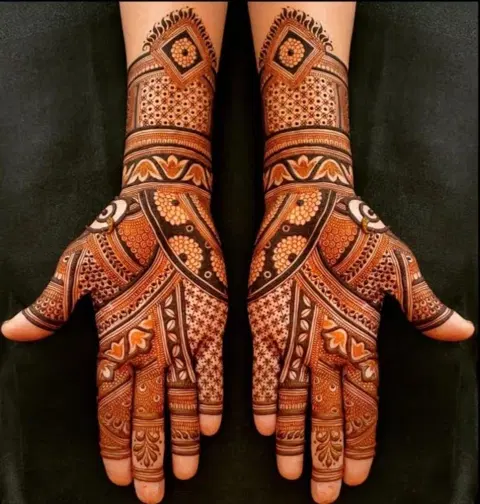 back hand mehndi design