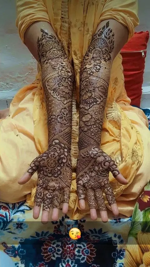 figure back hand mehndi design