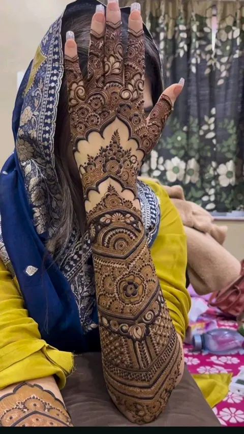 bridal pakistani figure back hand mehndi design