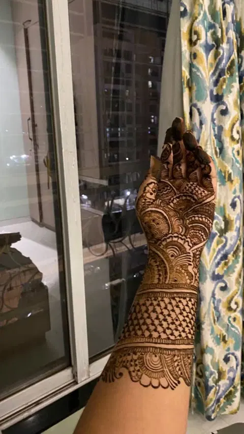 front hand mehndi design