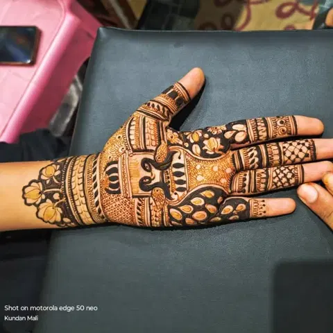 front hand mehndi design