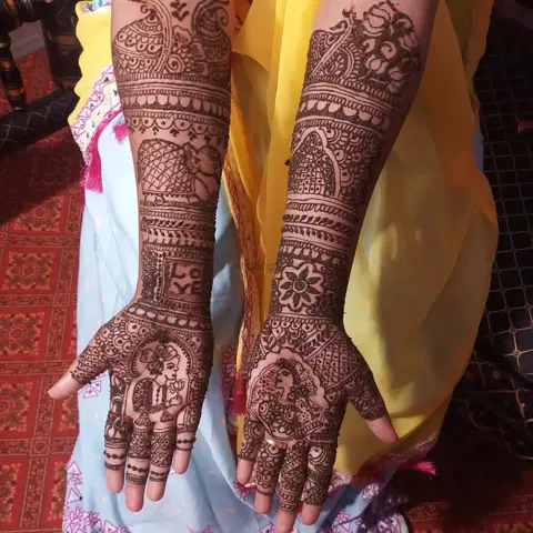 figure front hand mehndi design