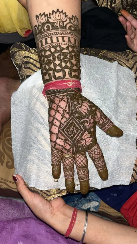 back hand mehndi design