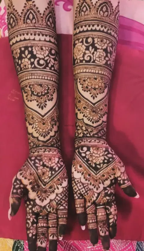 front hand mehndi design