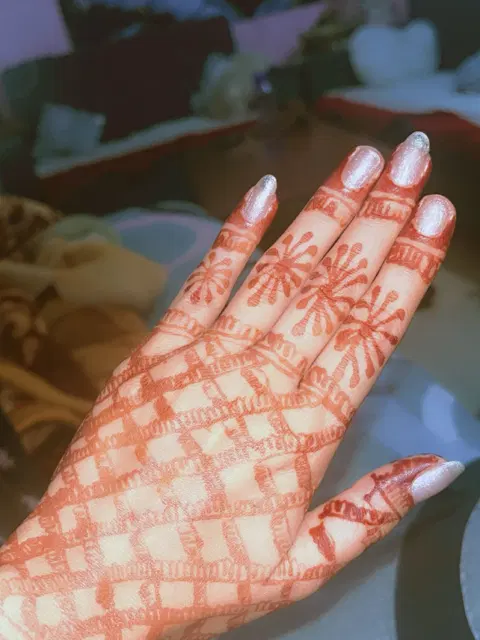 simple finger mehndi design