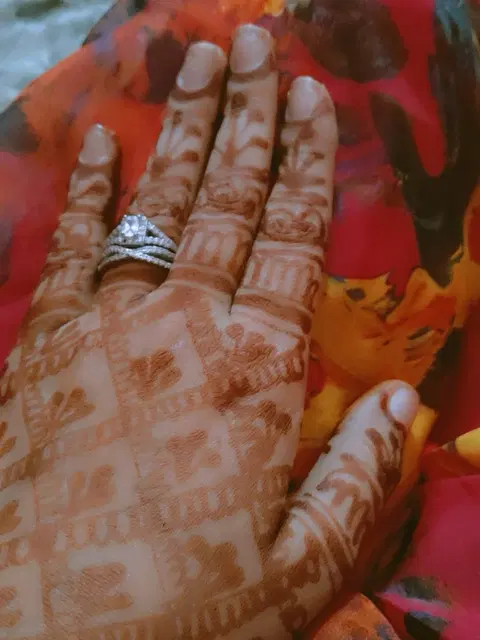 figure finger mehndi design