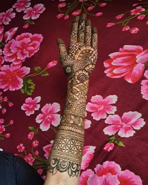 back hand mehndi design