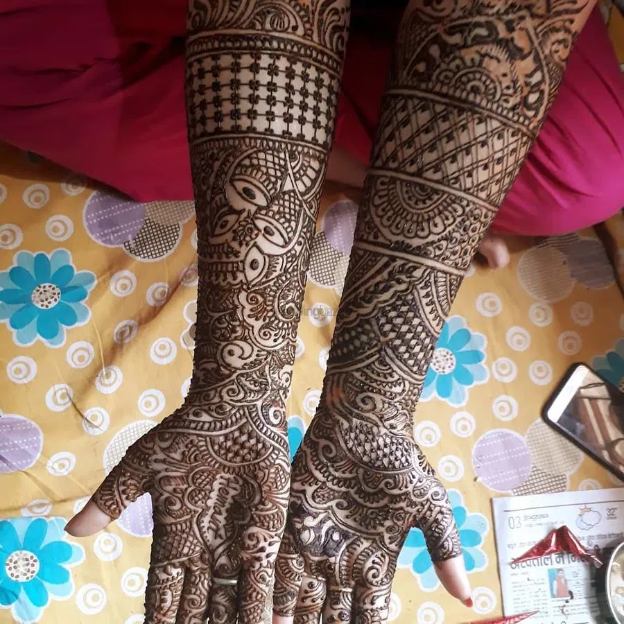 Mehndi Design with Figures