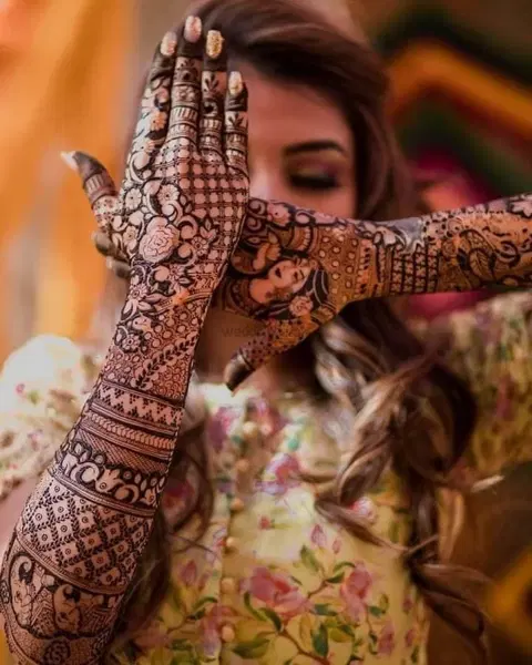 figure back hand mehndi design