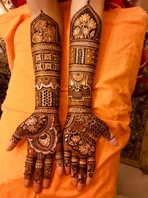 figure front hand mehndi design