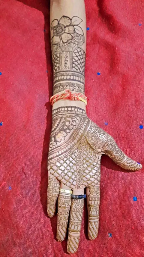 front hand mehndi design